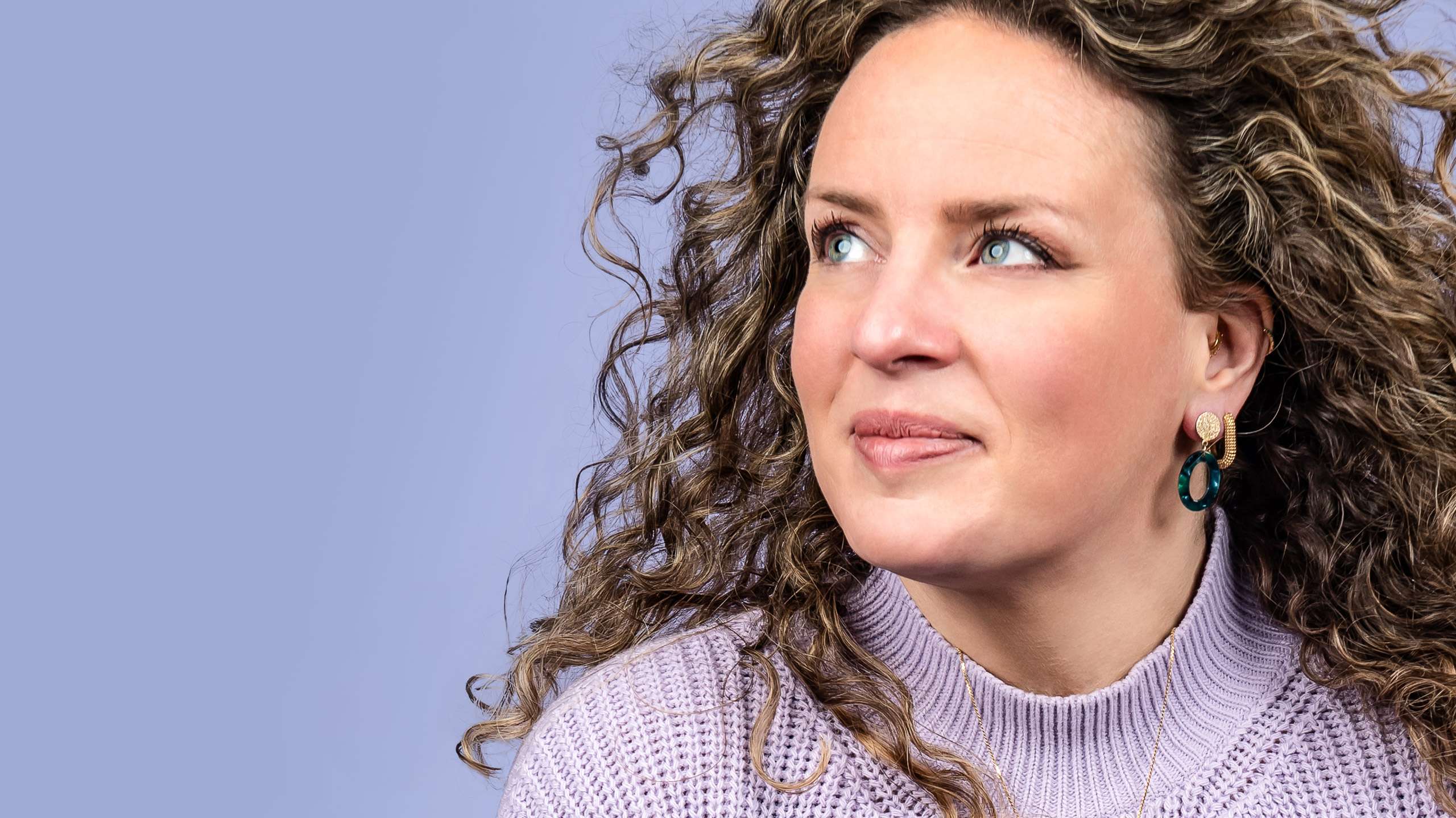 Bb hero home latoya kijkt naar boven v2